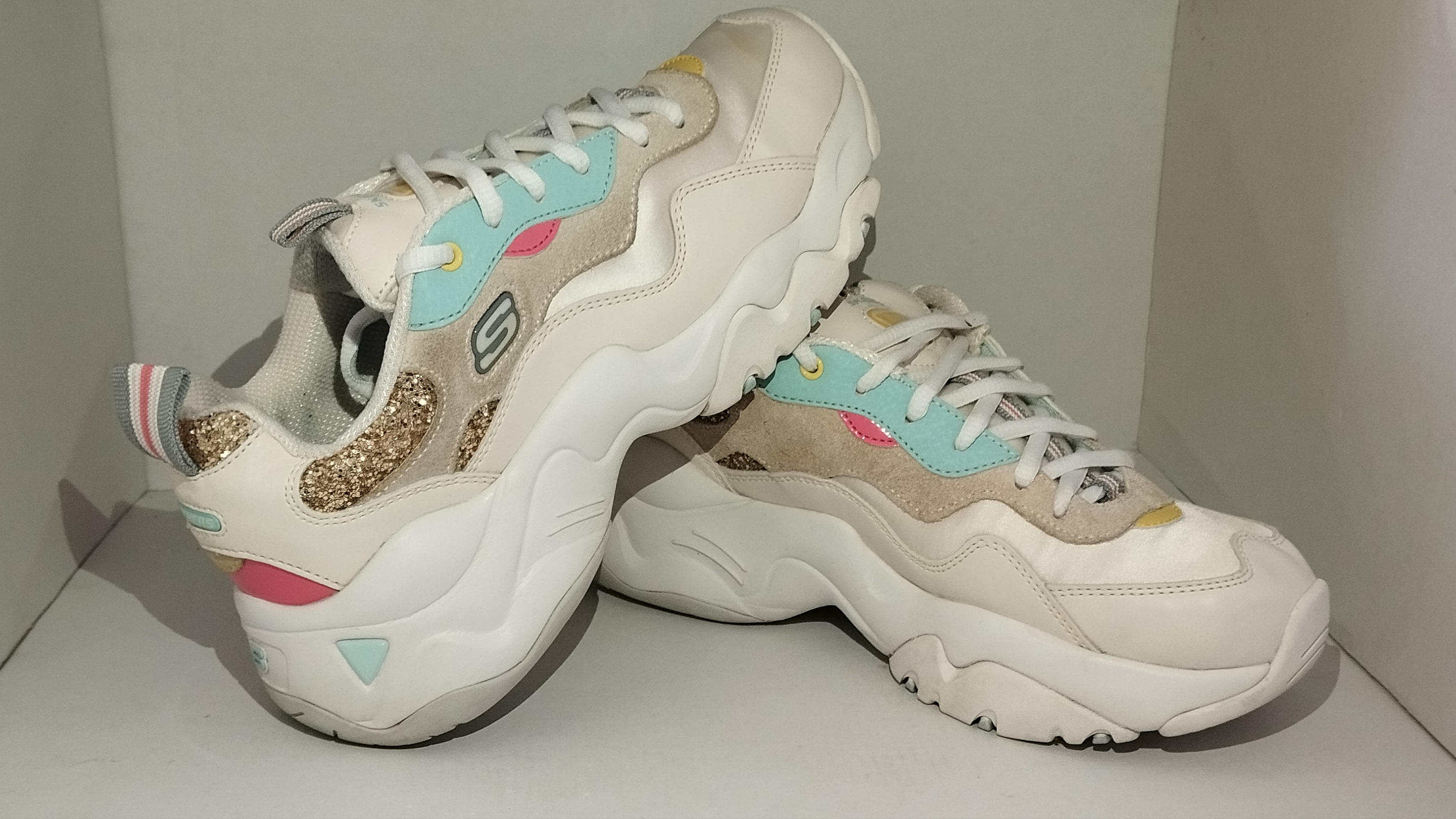 SKECHERS