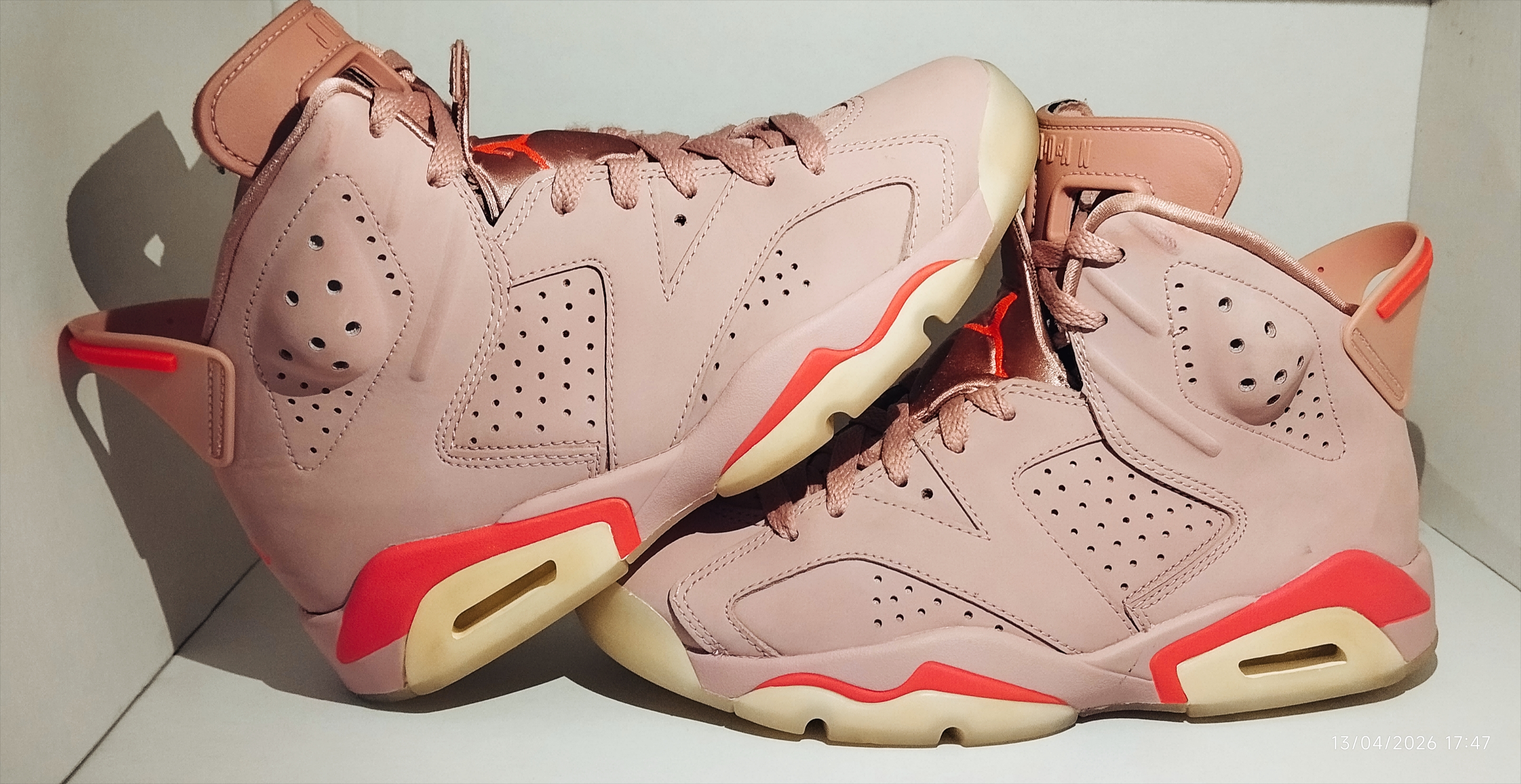 NIKE JORDAN